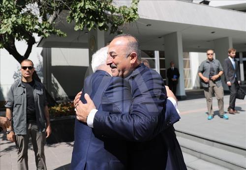 استقبال مولود اوغلو وزیر خارجه ترکیه از ظریف در محل وزارت خارجه ترکیه در آنکارا