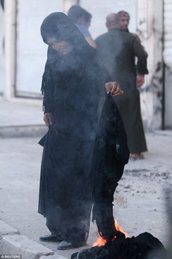 برخی از زنان نیز نقاب های خود را که در زمان حکومت داعش بر این شهر مجبور به پوشیدن آن بودند در خیابان آتش زدند