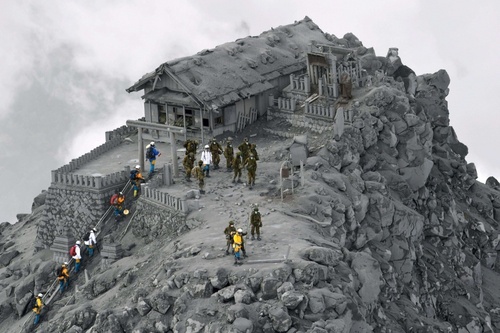 معبدی در ژاپن زیر خاکستر آتشفشان