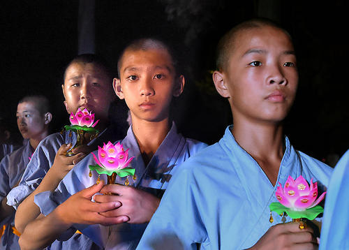 راهبان بودایی نوجوان در معبد شائولین در دنفنگ چین