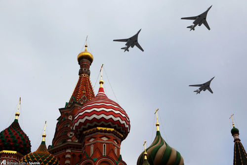 بمب افکن استراتژیکی « تو -160» بر فراز میدان سرخ مسکو در رژه پیروزی.