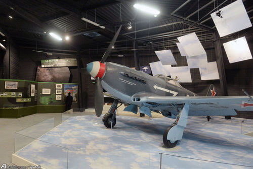 جنگنده - بمب افکن « یاک -2» در غرفه « نرماندی - نمان» در موزه هوا-فضای له بورژه.