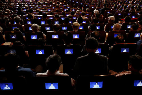 شنوندگان نطق رییس جمهور کره جنوبی از صفحه های کوچک نمایشگر در هفتادویکمین سالگرد استقلال این کشور از استعمار ژاپن