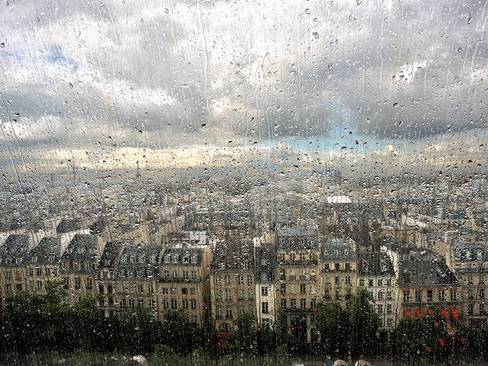 هوای بارانی پاریس از پشت پنجره