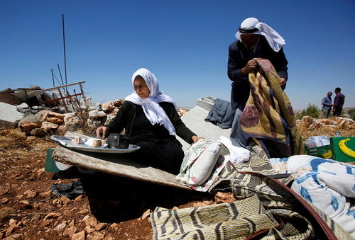 بولدوزرهای ارتش اسراییل خانه یک خانواده فلسطینی را در روستایی در کرانه باختری رود اردن تخریب کردند