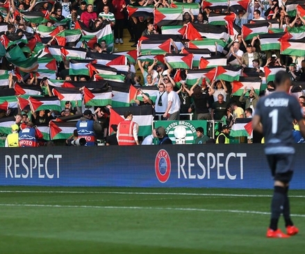 بالا بردن پرچم فلسطین از سوی طرفداران تیم سلتیک اسکاتلند