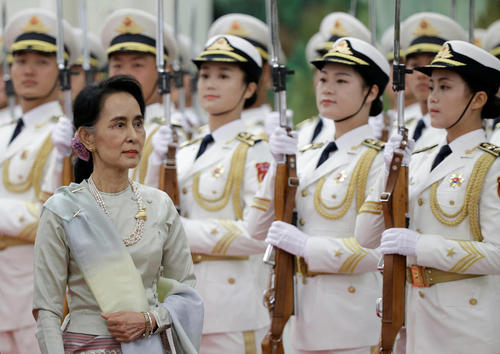 مراسم استقبال رسمی از آنگ سان سوچی رهبر اپوزیسیون و مشاور دولت میانمار در پکن