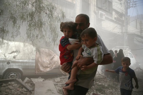 فرار یک پدر و فرزندانش از حمله هوایی – شهر دوما سوریه