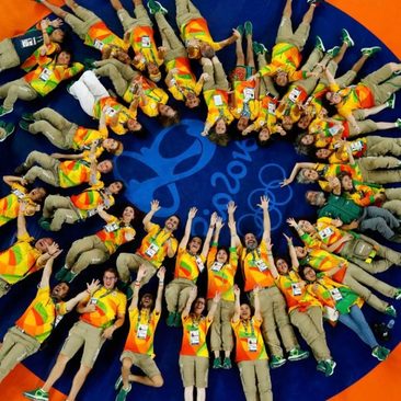 عکس دسته جمعی کارکنان و برگزار کنندگان مسابقات کشتی المپیک روی تشک پیش از آغاز مسابقات در واپسین روز کشتی های المپیک