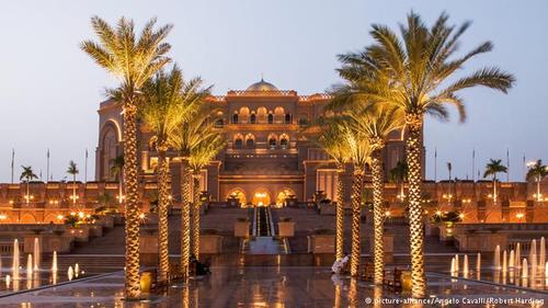 هتل قصر امارات در ابوظبی برای مدت‌ها گران‌ترین ساختمان جهان محسوب می‌شد. ساخت این هتل که اداره آن برعهده مجموعه هتل‌های زنجیره‌ای مجلل و گران‌قیمت 