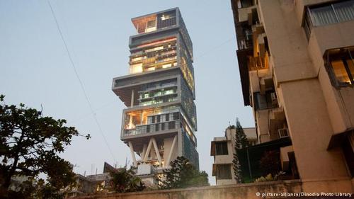 برج آنتیلا در مومبای یکی از ساختمان‌های عجیب جهان است که توسط میلیاردر هندی موکش آمبانی ساخته شده است. در ساخت این برج از برج‌های بابل الهام گرفته شده است که یکی از عجایب هفت‌گانه به‌شمار می‌آید. موکش آمبانی تصمیم داشت خود در این ساختمان ۳۱ طبقه که ۲ میلیارد دلار هزینه برداشته، زندگی کند ولی این تصمیم را اجرا نکرد. 