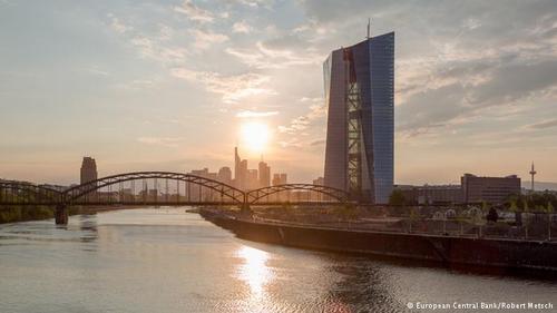ساختمان بانک مرکزی اروپا که در فرانکفورت آلمان ساخته شده از دو برج به هم پیوسته تشکیل شده که هزینه آن در مجموع یک میلیارد و ۵۷۰ میلیون دلار بوده است. 