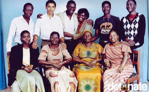 باراک اوباما در جریان نخستین سفرش به کنیا در عکس خانوادگی در کنار خانواده پدری -1987