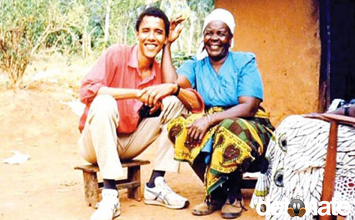 اوباما در کنار مادربزرگ پدری اش - روستای 
زادگاه پدر در کنیا- 1987