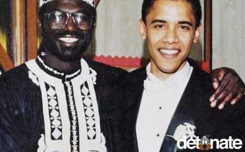 اوباما در مراسم عروسی برادرش مالک. اوباما ساقدوش برادرش بود و مالک نیز در مراسم عروسی اوباما (1992) متقابلا ساقدوش باراک اوباما شد