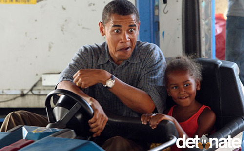 اوباما و دختر کوچکش ساشا در حال بازی- اوبامای سناتور -2007