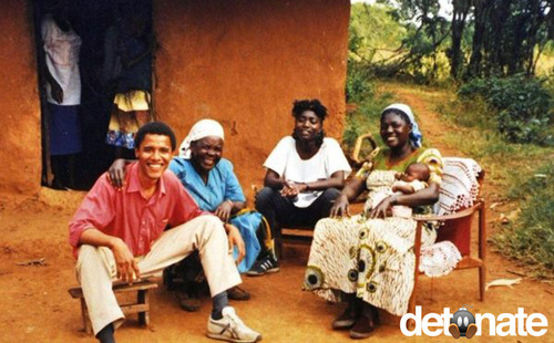 اوباما در کنار مادر بزرگ و دیگر اعضای خانواده پدری در جریان سفر سال 1987 خود به کنیا