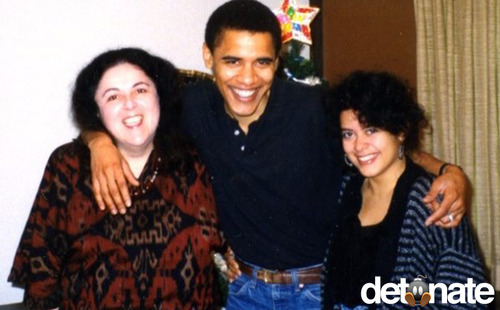 اوباما در کنار مادر و خواهرش در جشن کریسمس