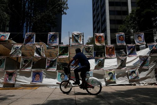  تصاویر 43 دانشجوی مفقود شده در مکزیکوسیتی. این دانشجویان نزدیک به 2 سال است که مفقود شده اند