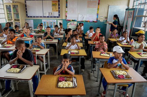 توزیع غذا در مدارس ونزوئلا در پی بحران اقتصادی شدید در این کشور