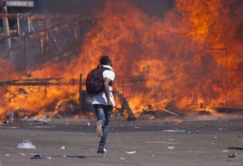 تظاهرات مخالفان دولت زیمبابوه علیه تغییرات قانون انتخابات در شهر حراره