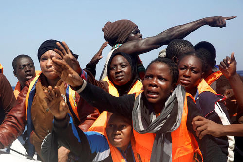 نجات پناهجویان آفریقایی تبار عازم اروپا در دریای مدیترانه 
