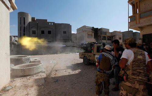 نیروهای دولتی لیبی در حال جنگ با داعش در حومه شهر سرت