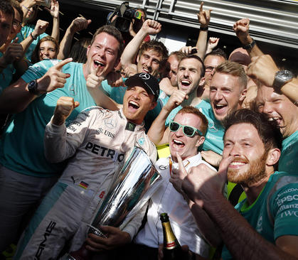 شادمانی اعضای تیم مرسدس آلمان از پیروزی در مسابقات اتومبیلرانی جایزه بزرگ فرمول یک در بلژیک