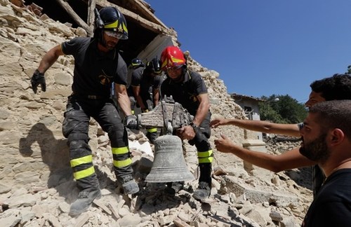 آواربرداری از یک کلیسای تخریب شده در مناطق زلزله زده ایتالیا