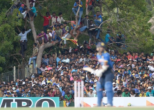 تماشای مسابقات دو تیم ملی کریکت سریلانکا و استرالیا از سوی طرفداران پرشمار این ورزش در استادیوم کریکت در شهر دامبولا سریلانکا