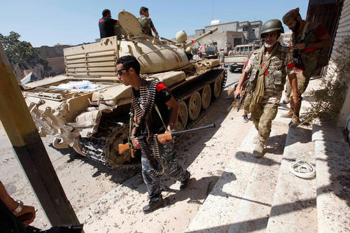 پیشروی نیروهای دولتی لیبی به سمت مواضع داعش در حومه شهر سرت