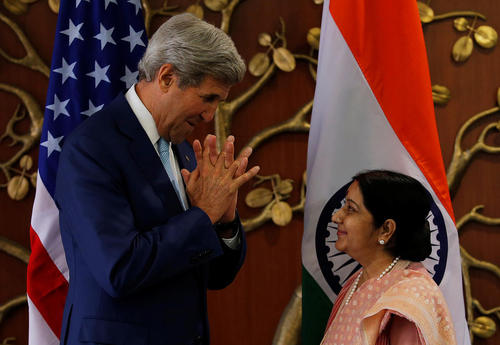 ژست های جان کری وزیر امور خارجه آمریکا در دیدار با همتای هندی – دهلی نو