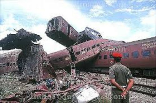 تصادف 2 قطار در شهر گواتی هند با 2500 مسافر که منجر به کشته شدن 290 نفر شد- 1999