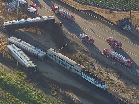 تصادف قطار در کالیفرنیا آمریکا 25 کشته داشت. این تصادف در سال 2008 رخ داد که بیش از 500 میلیون دلار خسارت بر جای گذاشت.