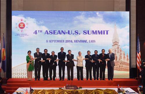 عکس یادگاری سران شرکت کننده در بیست و هشتمین نشست رهبران آ سه آن – لائوس