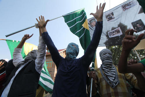 تظاهرات جوانان کشمیری علیه خشونت پلیس هند