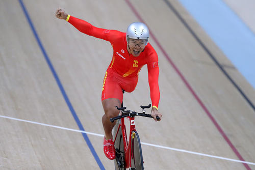 شادمانی دوچرخه سوار چینی از کسب قهرمانی در مسابقات 3 هزار متر – پاراالمپیک