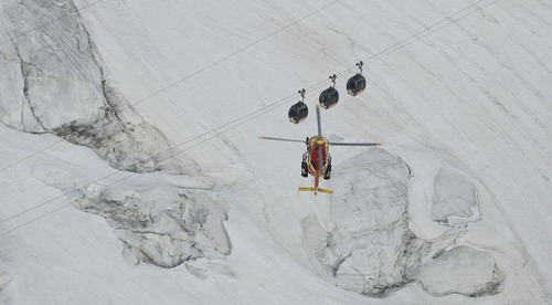 اعزام هلی کوپتر امداد رسان برای بیرون آوردن اسکی بازان از تله کابین – کوه های مونت بلانک در فرانسه
