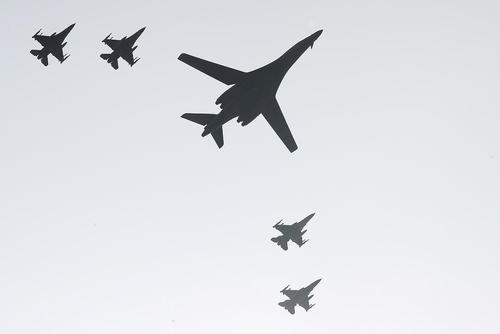 پرواز بمب افکن اتمی آمریکا با اسکورت چهار جنگنده ارتش کره جنوبی در منطقه نزدیک مرز کره شمالی