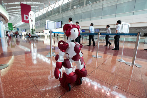 کار روبات انسان نمای شرکت هیتاچی ژاپن در ترمینال شماره دو فروگاه توکیو