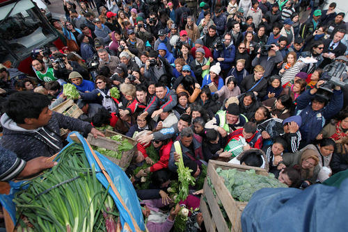 اعتراض کشاورزان آرژانتینی به اعتبارات دولتی خرید زمین . مردم از اعتراض این کشاورزان که در حال توزیع مجانی محصولاتشان هستند استقبال کردند