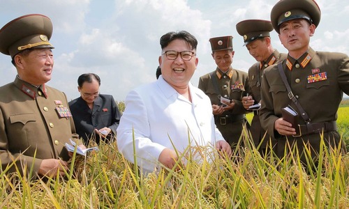 بازدید رهبر کره شمالی از یک زمین کشاورزی در حومه شهر پیونگ یانگ