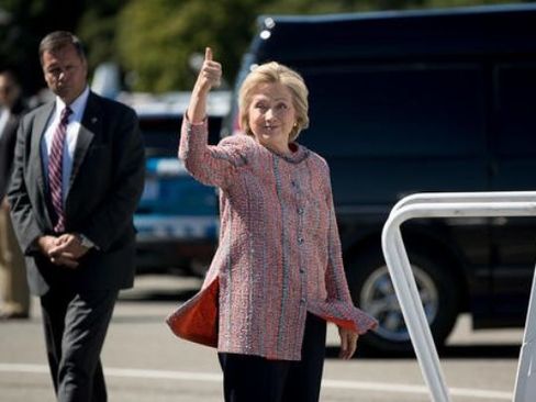 هیلاری کلینتون در حال سوار شدن به هواپیمای کمپین انتخاباتی و عزیمت به کارولینای شمالی