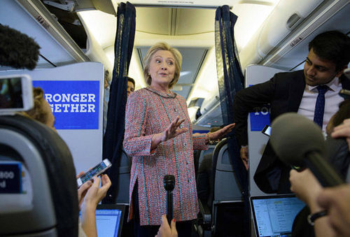 هیلاری کلینتون در جمع خبرنگاران در هواپیما