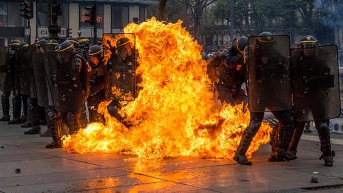 انداختن مواد آتشزا به پلیس فرانسه از سوی هزاران تظاهرات کننده معترض به اصلاح قانون کار – پاریس