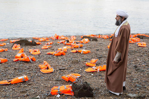 شیخ ابراهیم مقره یکی از رهبران جامعه مسلمانان بریتانیا در کنار صدها جلیقه نجاتی که برای حمایت از پناهجویان در کنار رود تایمز لندن ریخته شده است