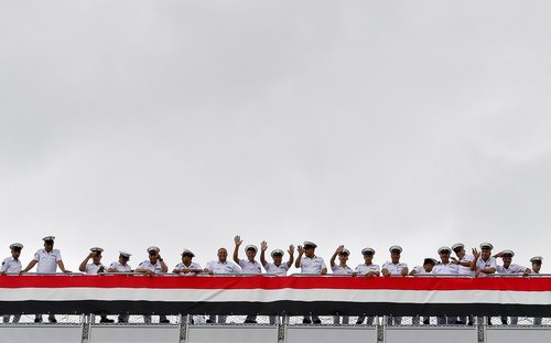 ملوانان مصری سوار بر ناو انور سادات در حال بازدید از سواحل غربی فرانسه