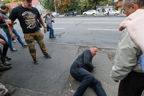 مضروب کردن یک شهروند روس که برای رای دادن به سفارت این کشور در شهر کی یف رفته است از سوی ملی گرایان اوکراینی