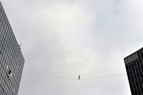 بندبازی بین دو ساختمان در شهر بروکسل بلژیک