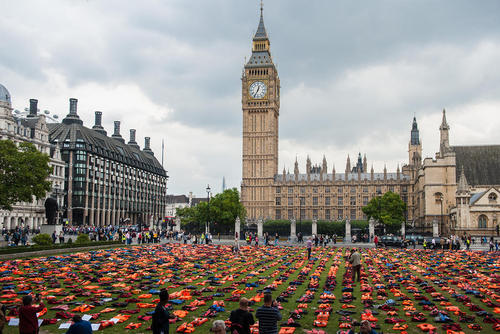 چیدن 2500 جلیقه نجات پناهجویان در مقابل ساختمان پارلمان بریتانیا در لندن